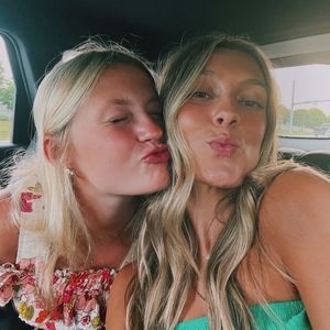 Meet your Posher, Elizabeth